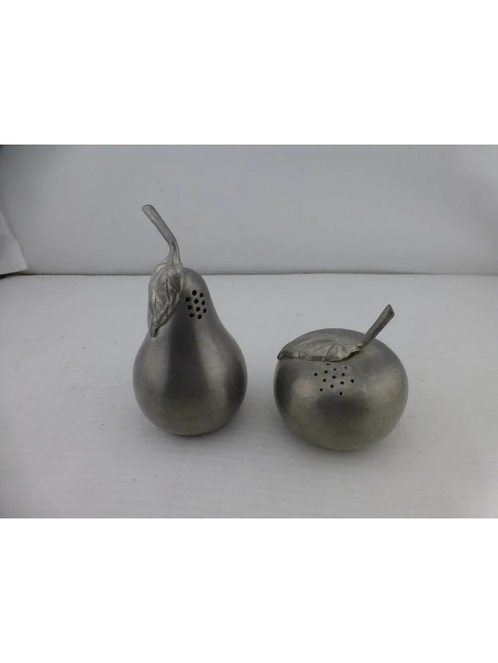 A.L. Cole Distinctive American Pewter Apple Pear Salt & Pepper Shakers Set J3